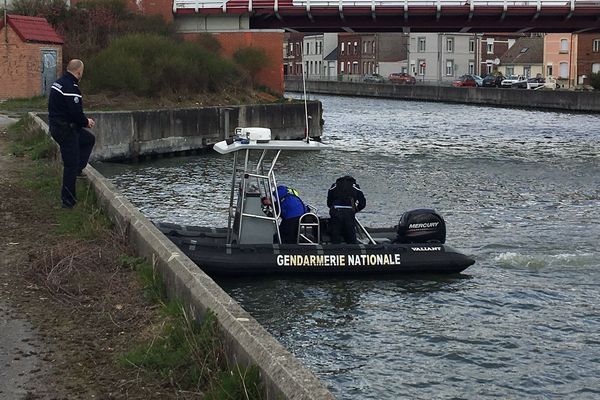 La brigade fluviale de la gendarmerie de de Douai a sondé la Deûle avec un scanner ce 25 mars à Auby, en vain.