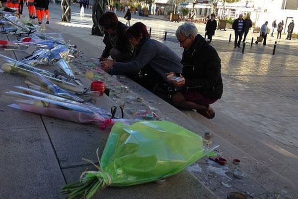 Des Chalonnais se recueillent sur la place de l'Hôtel de Ville, ce lundi 16 novembre 2015, en hommage aux victimes des attentats de Paris.