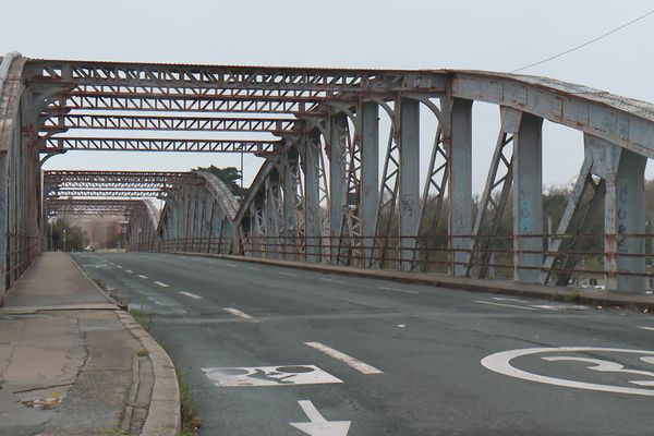 Le pont de Tasdon est vide le 14 novembre 2023, quelques jours après sa fermeture à la circulation pour cause de danger imminent.