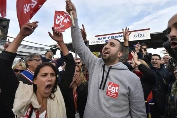 Le 12 octobre 2015, des salariés d'Air France manifestent leur soutien à leurs collègues placés en garde à vue