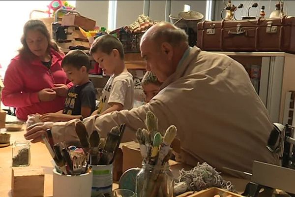 Des ateliers pédagogiques permettent d'apprendre à réparer les objets cassés du quotidien.