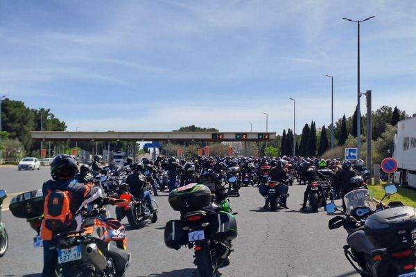 La fédération française des motards en colère manifestent actuellement sur l'auroute A9, contre l'instauration du contrôle technique pour les deux-roues.