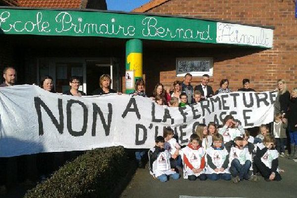 Les parents d'élèves bloquent l'école de Tilloy-les-Marchienne ce mardi matin