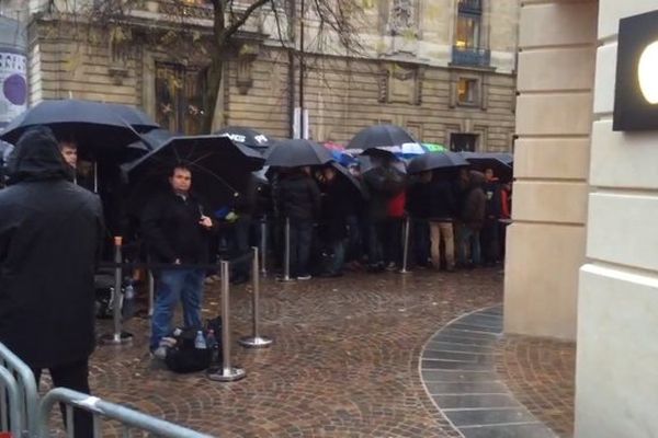 La file d'attente devant l'Apple Store de Lille ce samedi matin à 9h. 