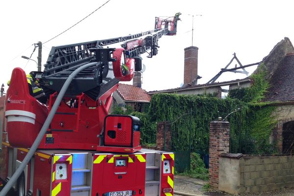 La maison, touchée par la foudre, s'est embrasée par les combles