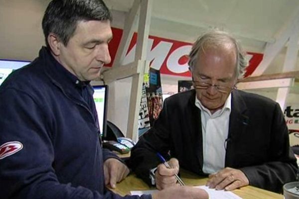 Pierre Chéron, retraité, donne un coup de main pour la paperasserie à Stéphane Nobilet, patron d'une concession moto depuis un an