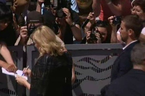 L'actrice australienne Cate Blanckett prend quelques secondes pour poser devant le public et signer quelques autographes.