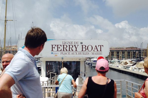 Des touristes dessus de ne pas pouvoir prendre le ferry boat, maintes fois mentionné dans les guides touristiques