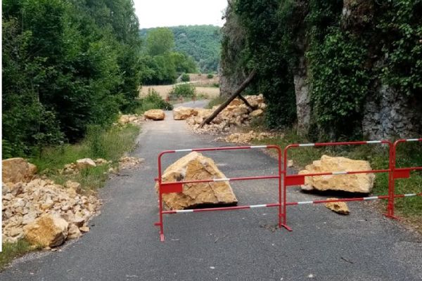 La route communale coupée entre le lieu-dit Pasturat et Saint-Géry, dans le Lot