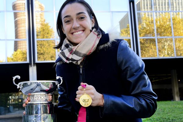 La tennis women avec la médaille et la coupe après la victoire de la Fed cup en 2019