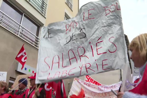 Une soixantaine de salariés de Labeyrie se sont rassemblés ce vendredi