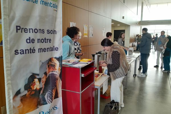 L'un des stands de sensibilisation à la santé mentale dans la bibliothèque universitaire Robert de Sorbon à Reims