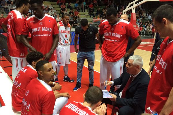 L'équipe de Cholet Basket autour du coach Philippe Hervé