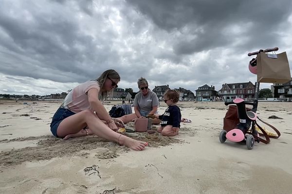 Malgré les nuages menaçants, les vacanciers profitent du calme de la plage