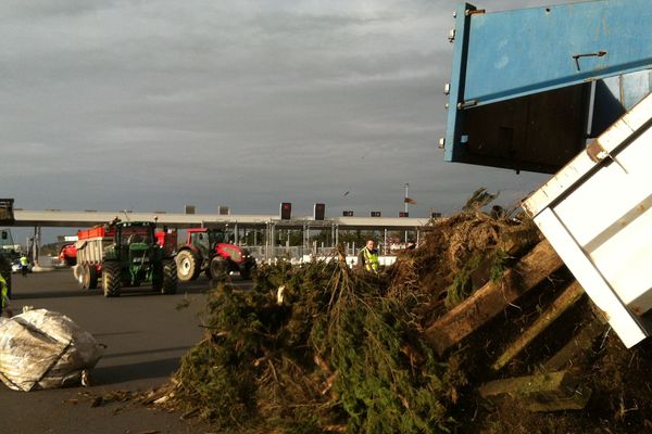 Les agriculteurs prennent position au péage d'Ancenis le mercredi 27 janvier 2016