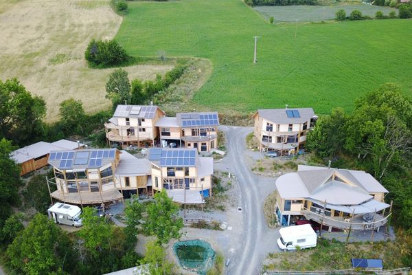 Construit en 2017, le hameau des Allouviers, à Romette, est quasi-autosuffisant.