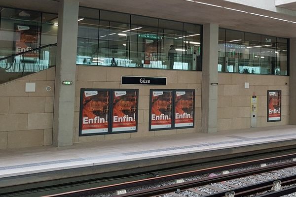 16/12/2019. Ouverture de la station de métro Gèze avec cinq ans de retard, saluée par un "Enfin!" sur la campagne d'affichage de la métropole Aix-Marseille.