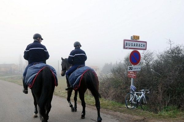 La gendarmerie à cheval patrouille dans le village de Bugarach