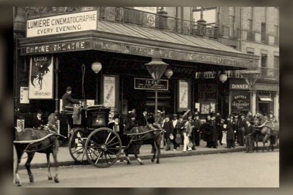 Le succès du cinématographe est tel que la police sera chargée d'encadrer les milliers de curieux qui se pressent aux premières séances.