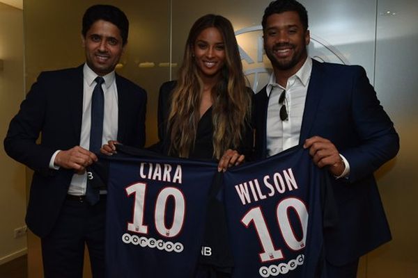 Nasser Al-Khelaïfi, Ciara et le footballeur américain Russel Wilson, ce samedi au Parc des Princes lors de la rencontre PSG-Montpellier (0-0).