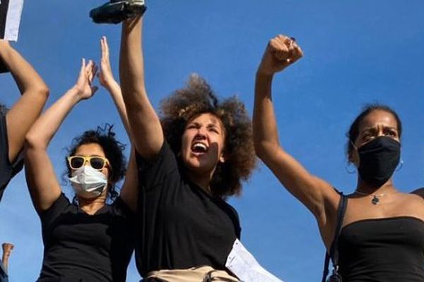 A l'image des autres personnes présentes lors de la manifestation contre les violences policières, Maria Touni Ben Jelloul est jeune, connectée et engagée. 