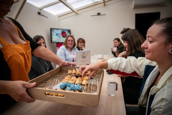 Le macaron de Montmorillon, dans la Vienne, est un biscuit traditionnel du Poitou, ici présenté par la maison Rannou-Métivier, lors d'un atelier de dégustation, le 25 juillet 2022.