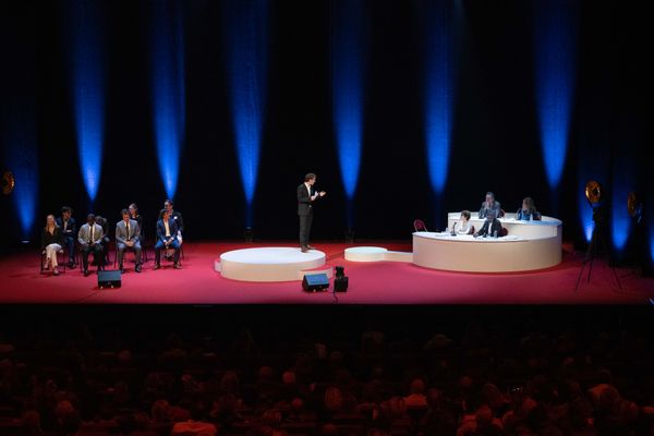 Sous les feux de la rampe, les candidats vont se disputer le titre de meilleur orateur.