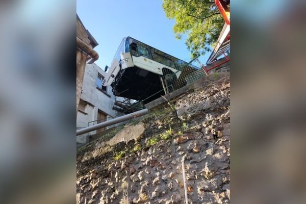 Un bus LIA a terminé sa course contre un muret et une clôture, manquant de tomber sur trois maisons situées en contrebas, samedi 2 septembre 2023 en fin de journée, au Havre (Seine-Maritime).