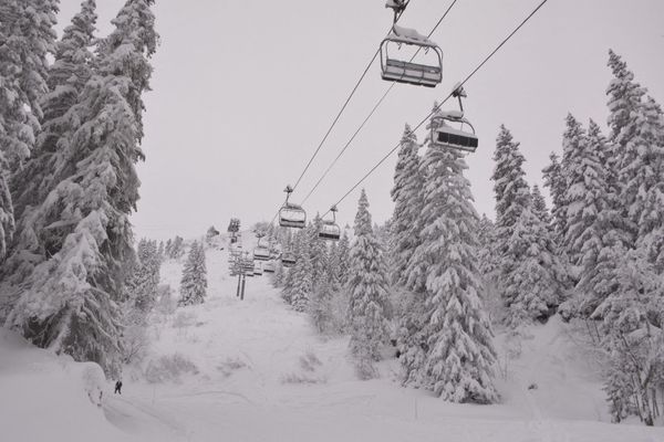 Le gouvernement doit annoncer mercredi 6 janvier sa décision de maintenir fermé ou pas les remontées mécaniques des stations de ski des Pyrénées.