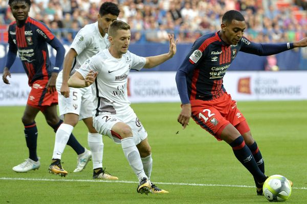 Championnat de France de Football, Ligue 1, 4e journée. Ronny RODELIN devant Yvan BALLIU CAMPENY