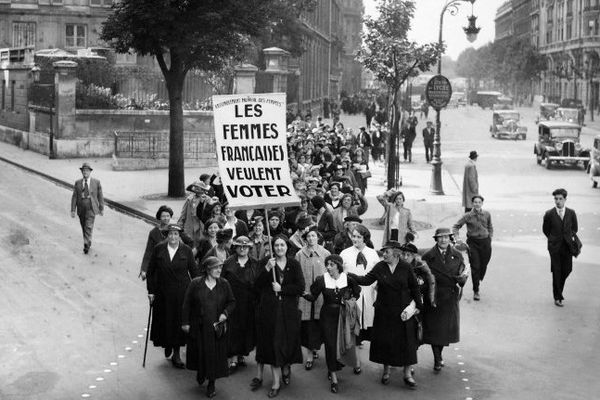 Point de vue image du monde : une manifestation à Paris pour obtenir le droit de vote en 1936