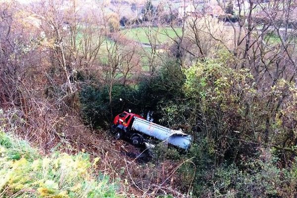 Le camion accidenté le 16 novembre 2015 est tombé dans un fossé, en contrebas de la R.C.E.A. ( RN 79)