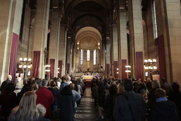 Une cérémonie pour le 40e anniversaire de la mort de Claude François, à l'église Notre-Dame d'Auteuil, victime d'une tentative de vol de la part d'un gang.