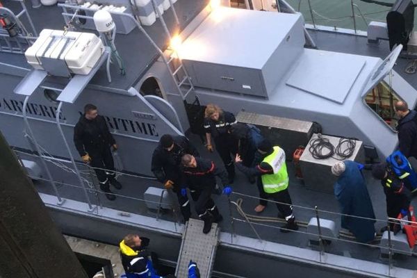 Les migrants ont été débarqués à Boulogne-sur-mer pour être remis à la Police de l'Air et des Frontières.