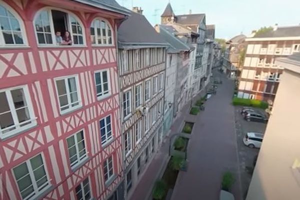 La rue Eau de Robec filmée au drone à 20h.