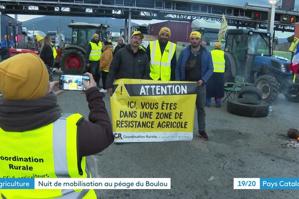 Les agriculteurs de la Coordination rurale au péage du Boulou (Pyrénées Orientales), mercredi 21 novembre 2024.