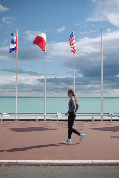 Sur la Promenade des Anglais ou en pleine forêt, la championne Morgane Ausselo s'entraîne quotidiennement.