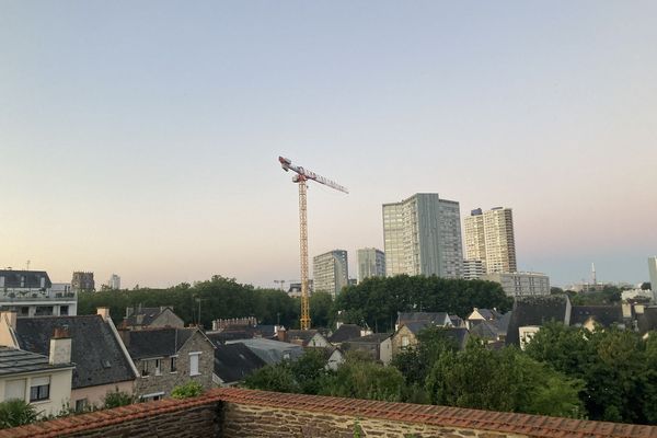 C'est à 60 m de hauteur sur cette grue d'un chanter de construction d'un immeuble du centre-ville de Rennes, qu'un homme était monté ce mercredi matin