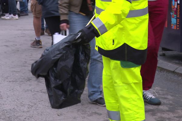 Un employé de la voirie de Saint-Malo ramasse des déchets sur le village de la Route du Rhum