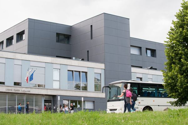 Le collège Jouffroy d'Abbans organise une opération "collège mort" en soutien à un professeur accusé de violence.