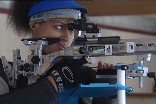 Samira Huard, licenciée du club de tir d'Alençon, espère obtenir une place en finale de la Coupe du monde