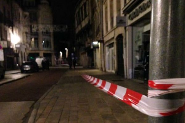 Rue Bossuet à Dijon, un nouveau trottoir analysé par les policiers après passage du chauffard. 