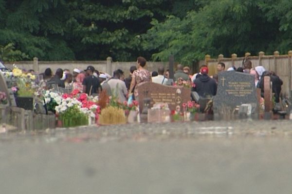 Inhumation de la petite Seida, victime d'un accident de la route, au cimetière de Vésines dans le carré musulman le 25 juillet 2014 à Chalette sur Loing (Loiret)
