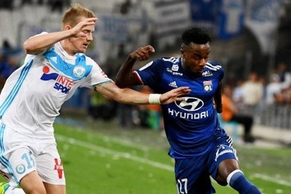 Le Lyonnnais Maxwel Cornet aux prises avec de défenseur de l'Olympique de Marseille Tomas Hubocan.