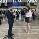 Démonstration de l'application en gare de Reims entre un agent SNCF et Sophie Vouzelaud, première dauphine de Miss France 2007 et sourde de naissance.