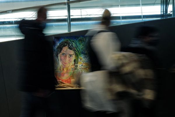 Le portrait de Maëlys posé devant la cour d'assises de l'Isère depuis le 31 janvier, premier jour du procès de Nordahl Lelandais.