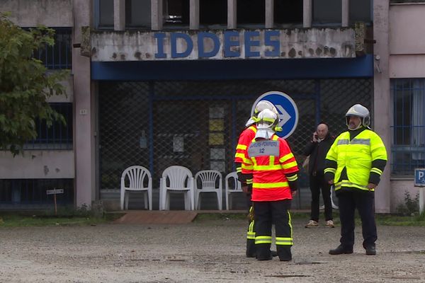 Un violent incendie a ravagé un bâtiment de 3400 m2 qui hébergeait une association de réinsertion à Caussade.