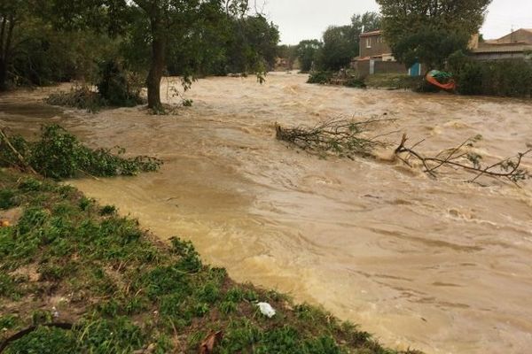 Les pluies vont se décaler à l'Est du département de l'Aude. Ici la crue a fait plusieurs victimes à Villegailhenc dans l'Aude.