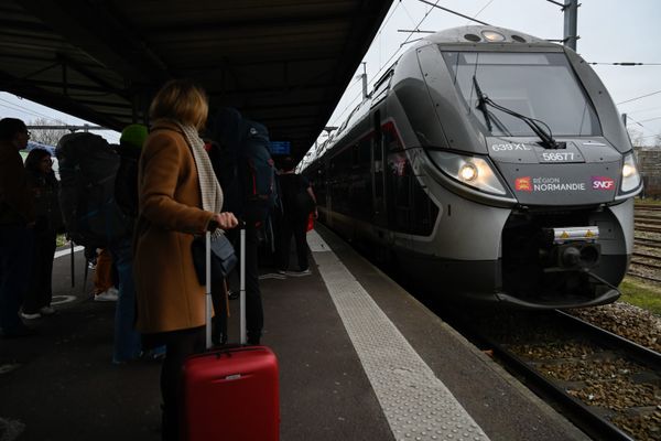 Des voyageurs sur un quai de la gare de Caen (Calvados). (Image d'illustration)