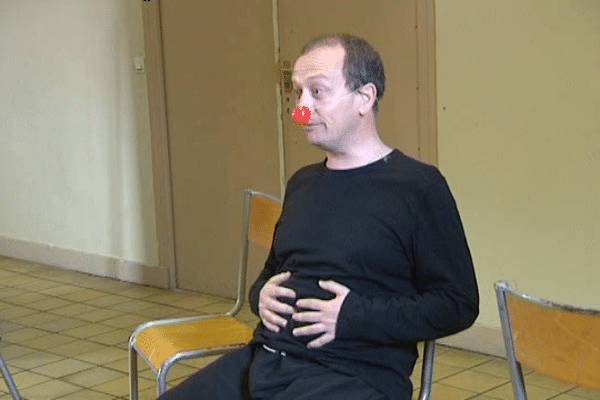 Le père Benoît Sévenier enfile son nez rouge pour animer une retraite spirituelle non dénuée d'humour